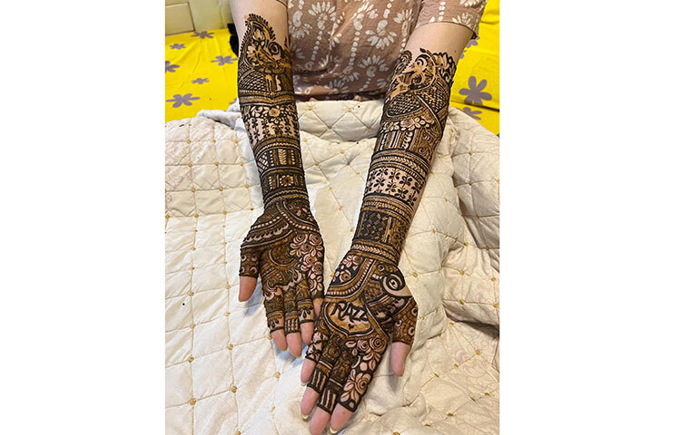 মেহেদি রাঙানো হাতের ছবি সামাজিক মাধ্যমে প্রকাশ করলে মুহূর্তেই তা ভাইরাল হয়ে যায়। ছবি: ফেসবুক