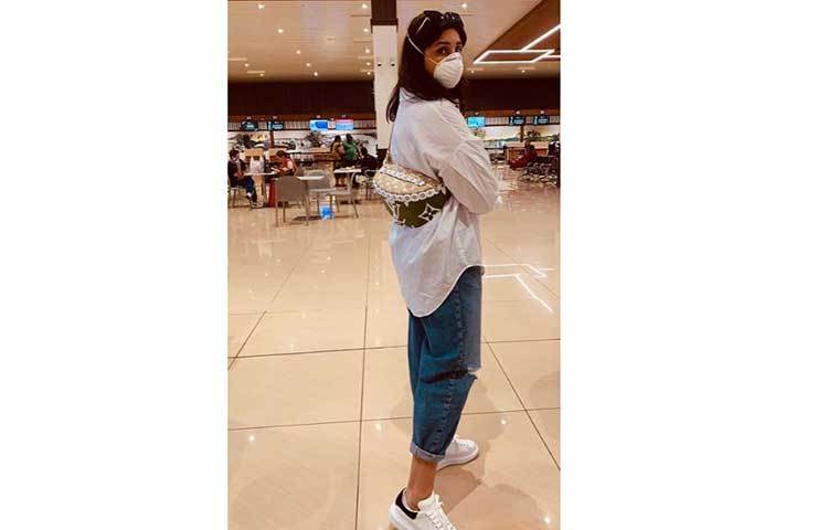 বিশ্ব জুড়ে আতঙ্ক ছড়িয়েছে করোনাভাইরাস। করোনা থেকে বাঁচতে সবাইকে সাবধান থাকতে হবে। সম্প্রতি এমনই জানানো হয়েছে বিশ্ব স্বাস্থ্য সংস্থা তরফ থেকে। ফলে বিমানবন্দরে আসা, যাওয়ার মাঝে প্রত্যেককে মাস্ক ব্যবহারের কথাও জানানো হয়েছে। এবার সেই রাস্তাই নিলেন পরিণীতি চোপড়া।