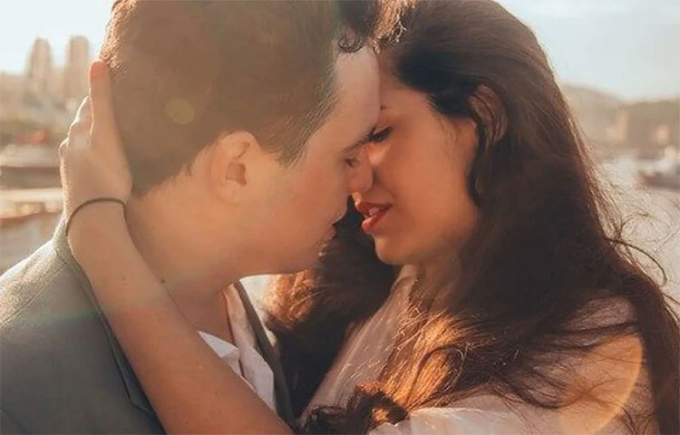 সমীক্ষা বলছে, পরকীয়ায় লিপ্ত নারীদের মধ্যে ২৩ শতাংশই চিকিৎসক কিংবা নার্স। কারণ হিসেবে সংশ্লিষ্টরা বলছেন, দীর্ঘ সময় ধরে কাজ করা ও মানসিক চাপ কমানোর জন্যই পরকীয়ার আশ্রয় নিয়েছেন তারা। ছবি: সংগৃহীত