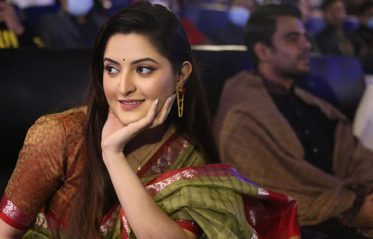 বিজয় দিবস উপলক্ষে ‘বিশ্বসুন্দরী’র এক বিশেষ শো দেখতে তারা গিয়েছিলেন। ছবি: মাহবুব আলম