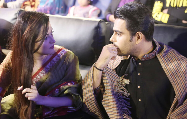 নিজের অভিনয় নিয়ে কথা বলছেন নায়ক-নায়িকা। ছবি: মাহবুব আলম