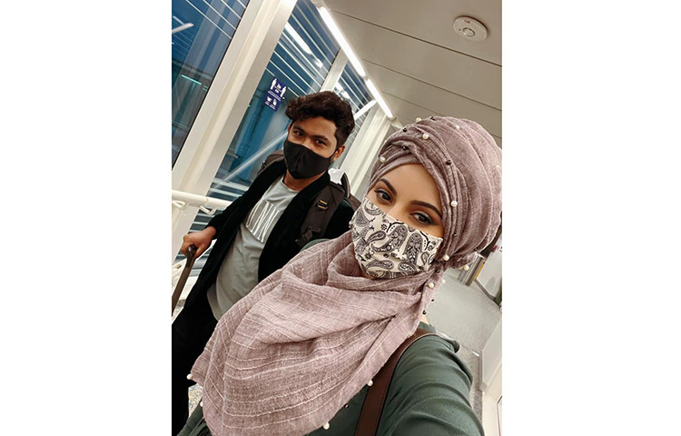 মনে হচ্ছে, সবাইকে সচেতন করতে মাস্ক পরা ছবি পোস্ট করেছেন পরীমনি। ছবি: ফেসবুক