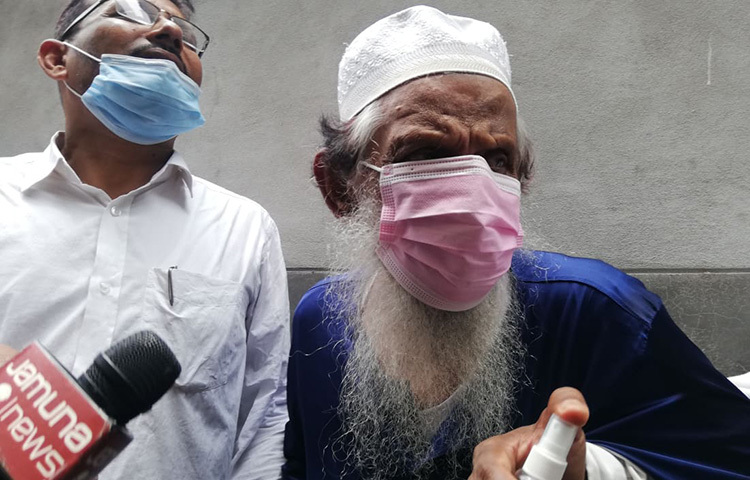 মঙ্গলবার দুপুর ১২টায় পরীমনিকে আদালতে আনা হয়। তারপর তাকে আদালতের গারদখানায় ঢোকানো হয়। ১২টা ৪৫ মিনিটে গারদখানার সামনে এসে দাঁড়ান পরিমনির নানা। এ সময় সঙ্গে ছিলেন তিনজন আইনজীবী। ছবি: জাগো নিউজ