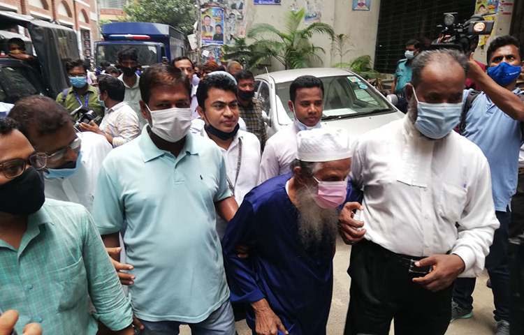 এ সময় সাংবাদিকদের প্রশ্নের জবাবে শামসুল হক বলেন, নাতনিকে দেখার জন্য আজ সকালে গ্রাম থেকে ঢাকায় এসেছি। তাকে অনেকদিন দেখি না। ছবি: জাগো নিউজ