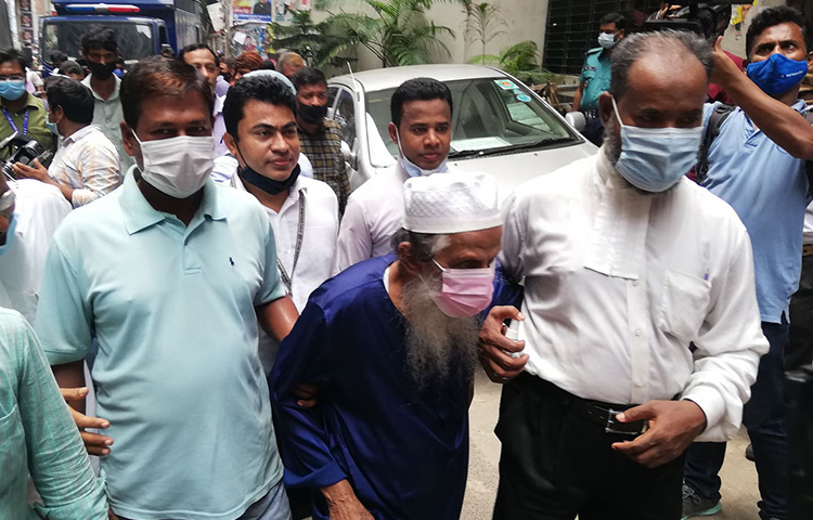 নাতনির জামিন চান কি-না এমন প্রশ্নের জবাবে তিনি বলেন, আদালতে আইনজীবীরা আবেদন করবেন। আশা করি, আদালত জামিন দেবেন।