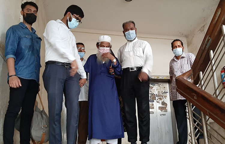 আদালতের সিঁড়িতে পরিমনির নানা। ছবি: জাগো নিউজ