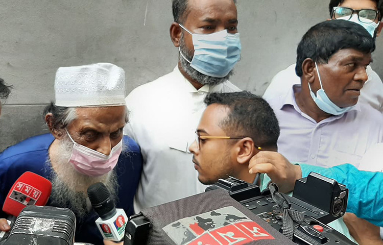 গণমাধ্যমের সাথে কথা বলছেন পরিমনির নানা। ছবি: জাগো নিউজ