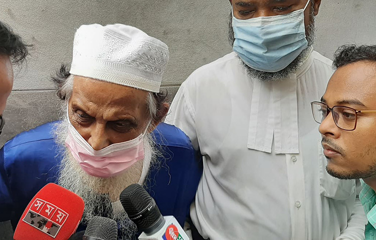 এক পর্যায়ে পুলিশ পরিমনির নানা শামসুল হককে আদালতের ভেতরে নিয়ে যান। ছবি: জাগো নিউজ