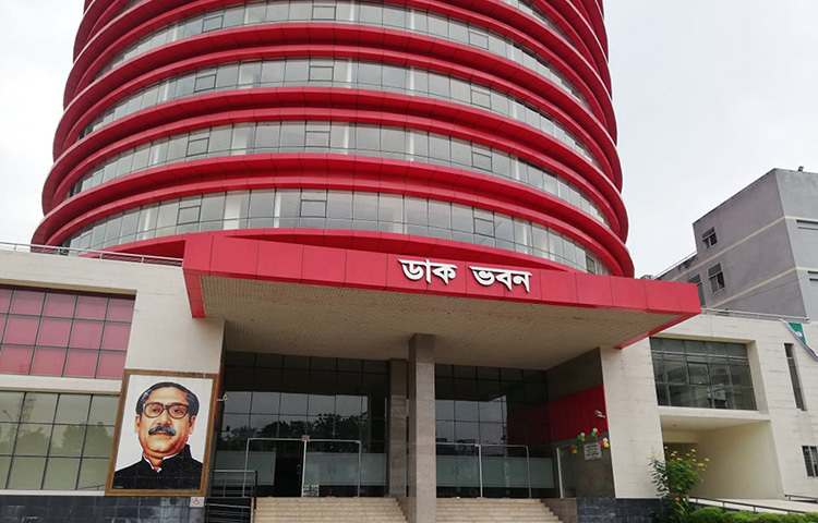 আজ সকালে রাজধানীর আগারগাঁওয়ে ডাক বাক্সের আদলে আধুনিক সুযোগ-সুবিধা নিয়ে নান্দনিক ডাক ভবনটি উদ্বোধন প্রধানমন্ত্রী শেখ হাসিনা। ছবি: মাহবুব আলম