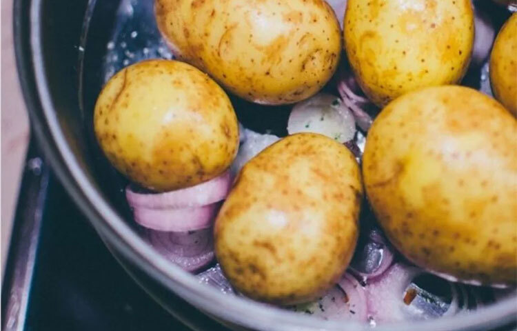 আলু রান্না করার সঠিক পদ্ধতি: আলু সেদ্ধ করে ঠান্ডা করতে হবে এবং ফ্রিজে রেখে দিতে হবেন। এর ফলে জিআই কমে যাওয়ায় আলু স্বাস্থ্যকর এবং আরও পুষ্টিকর হয়। এবার এই আলুগুলোকে ২৮ গ্রাম পাতলা সাদা ভিনেগারে মেশালে আরও শতকরা ৩০ থেকে ৪০ ভাগ জিআই মাত্রা কমে যায়। ভিনেগারের পরিবর্তে কয়েক ফোঁটা লেবুও দিতে পারেন। যদিও জিআই মাত্রা কমানোর জন্য ভিনেগার বেশি কার্যকরী। এমনকী ভিনিগার রক্তে শর্করার মাত্রা নিয়ন্ত্রণে সাহায্য করে বলে চিকিৎসকেরা ডায়াবেটিস রোগীদের খাবারে ভিনেগার ব্যবহার করার পরামর্শ দেন। ছবি: সংগৃহীত