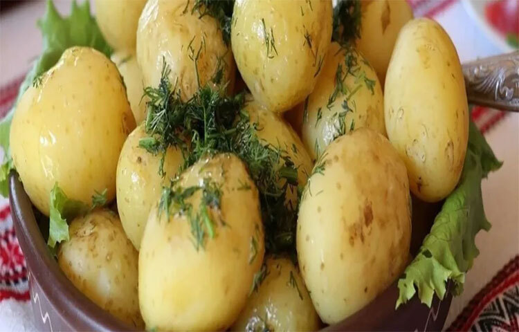 আলুর স্টার্চ কমানোর অন্য পদ্ধতি: আলু চাকা করে কেটে গরম জলে ৩০ মিনিটের জন্য রেখে ঠান্ডা করে নিতে হবে এবং তার পর রান্না করতে হবে। এতে আলুর 
গ্লাইসেমিক ইনডেক্স কমে যায় এবং হজম ভালো হয়। অন্য কোনো কিছু না দিয়ে আলু সেদ্ধ করে, ভাপিয়ে বা মাইক্রোওয়েভে করে রান্না করা যায়। এই পদ্ধতিতে আলু রান্না করলে নিশ্চিতভাবে এতে লবণ, চিনি এবং ফ্যাট খুব কম থাকে। ছবি: সংগৃহীত