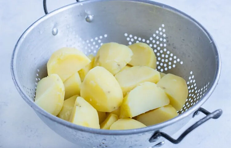 স্বাস্থ্যকর উপায়ে আলু রান্না করার আরেকটি পদ্ধতি হলো খোসাসহ আলু রান্না করা। এর ফলে শরীরে ফাইবার পৌঁছায়। রান্না করা ব্রকোলি এবং আলু একসঙ্গে খেলে গ্লাইসেমিক ইনডেক্স উল্লেখযোগ্যভাবে কমে যায়, আলু থেকে স্টার্চ বেরোনোর প্রক্রিয়া ধীরে হয়। ছবি: সংগৃহীত