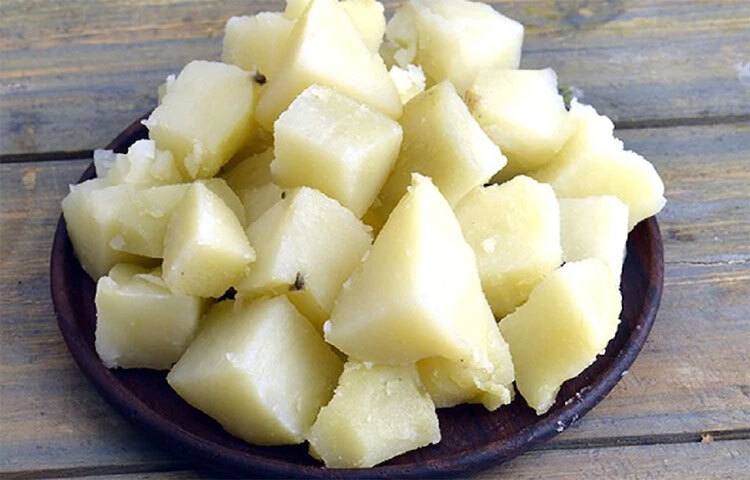 আলুর সঙ্গে কি খাওয়া উচিত নয়: আলুর সঙ্গে টুনা মাছ বা চিকেন ব্রেস্ট খাওয়া উচিত নয়। কারণ এটি শরীরের ইনসুলিনের পরিমাণকে দ্বিগুণ করে দেয়। আসলে প্রাণীজ প্রোটিনের তুলনায় উদ্ভিজ্জ প্রোটিনের অ্যামিনো অ্যাসিড মেটাবলিক হার বাড়ায়। তাই ডায়েট থেকে বাদ না দিয়ে বরং সঠিকভাবে আলু খাওয়াই ভালো। ছবি: সংগৃহীত