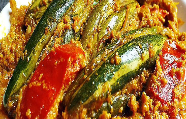 পটল রক্ত পরিশোধিত করে। কোলেস্টেরল ও ব্লাড সুগার কমায়। আয়ুর্বেদ চিকিৎসায় ঠান্ডা, জ্বর ও গলা ব্যথায় পটল খেতে বলা হয়। ছবি: সংগৃহীত