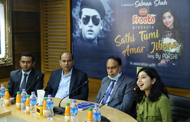প্রাণ ফ্রুটোর আয়োজনে সালমান শাহের গান নিয়ে এলেন পড়শী। রাজধানীর বাড্ডায় প্রাণ গ্রুপের প্রধান কার্যালয়ে এক অনুষ্ঠানের মাধ্যমে এ গানটি মুক্তি দেয়া হয়। ছবি: মাহবুব আলম