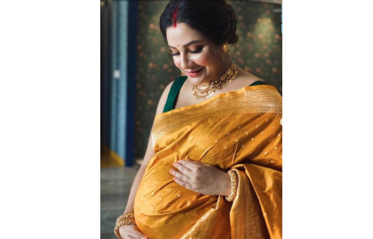 এবার টলিউডের তারকা দম্পতি রাজ-শুভশ্রী। লকডাউনে তারাও ঘোষণা করেছেন আসন্ন সন্তানের কথা। গর্ভবতী শুভশ্রী। তবে এর মধ্যেই আবার করোনা আক্রান্ত হয়েছিলেন রাজ। তবে শুভশ্রীর করোনা টেস্ট নেগেটিভই এসেছে। খুবই সাবধানে থাকছেন তিনি।