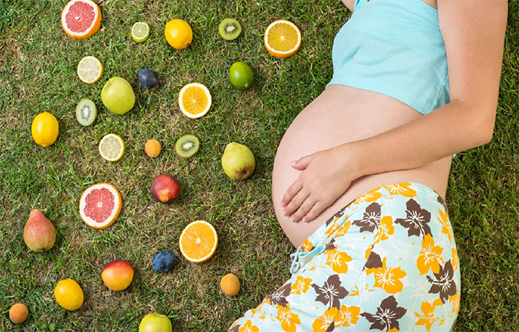 চিকিৎসকরা গর্ভাবস্থায় ফল, শাক-সবজি, দুধ ও নানা রকমের স্বাস্থ্যকর খাবার খাওয়ার পরামর্শ দেন। কিন্তু মাথায় রাখতে হবে এই সময়ে কিছু কিছু খাবার খাওয়া অত্যন্ত ঝুঁকিপূর্ণও। ছবি: সংগৃহীত