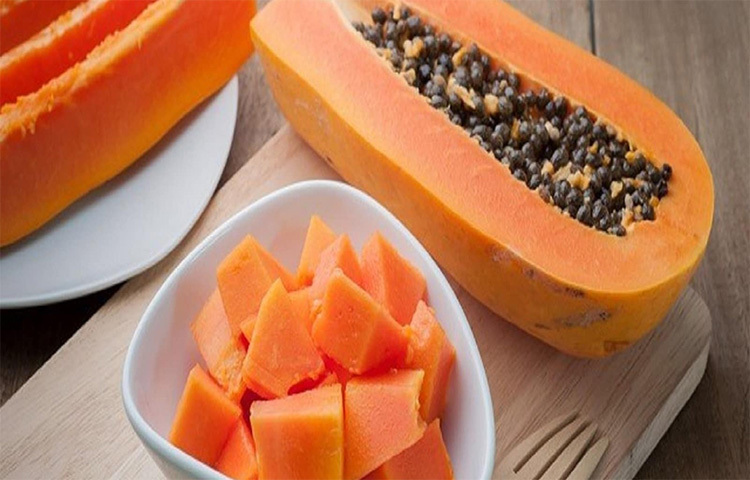 পেঁপে: কাঁচা বা আধ পাকা পেঁপের মধ্যে থাকে ল্যাটেক্স। যা জরায়ুর সংকোচন ঘটায়। ফলে গর্ভপাতের সম্ভাবনা বেড়ে যায়। প্যাপেইন উৎসেচক যুক্ত খাবার তৃতীয় বা শেষ ট্রিমেস্টারে এড়িয়ে চলুন। তবে পাকা পেঁপে খেতে পারেন। এর ভিটামিন সি ও অ্যান্টিঅক্সিড্যান্ট প্রেগন্যান্সির সময় অ্যাসিডিটি ও কোষ্ঠকাঠিন্য রুখতে সাহায্য করে। দুধের সঙ্গে মধু ও পাকা পেঁপে ল্যাকটেশনের জন্য দারুণ টনিক। ছবি: সংগৃহীত