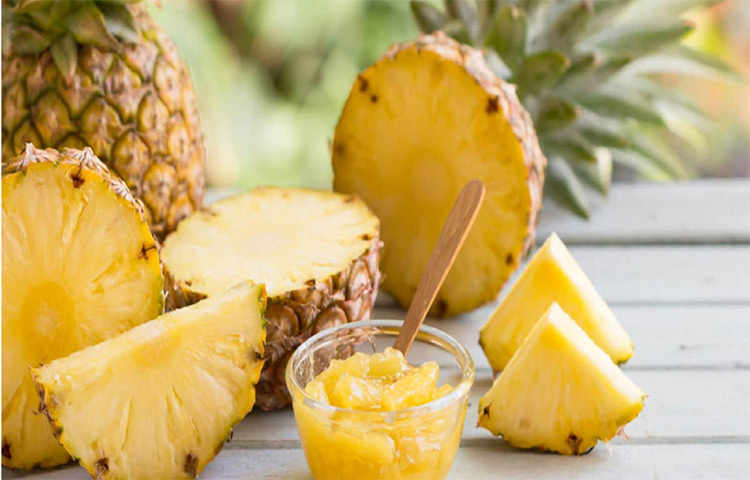 আনারস: আনারসের মধ্যে থাকে ব্রোমেলিন যা সার্ভিক্সের সংকোচনে সাহায্য করে। ফলে সময়ের আগেই অনুভূত হয় গর্ভযন্ত্রণা। প্রথম ট্রিমেস্টারে অবশ্যই আনারস থেকে দূরে থাকুন। ডেলিভারির আগে অনেক সময়ই আনারসের রস খান নারীরা। এতে সার্ভিক্সের সংকোচন সহজে হয়। ছবি: সংগৃহীত