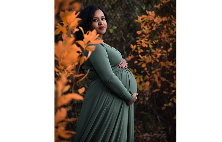 গর্ভাবস্থায় নারীদের স্বাভাবিকের তুলনায় বেশি খুদা লাগে। শুধু খুদাই নয়, হরমোনজনিত কারণে এই সময়ে স্বাদেরও পরিবর্তন হতে থাকে। তাই বিভিন্ন ধরনের খাবার খাওয়ার ইচ্ছে হয়। কিন্তু এই সময়ে যখন যা খুশি খাওয়া যায় না। কয়েকটি খাবার আছে যা গর্ভবতী অবস্থায় একেবারেই এড়িয়ে চলা উচিত। ছবি: সংগৃহীত