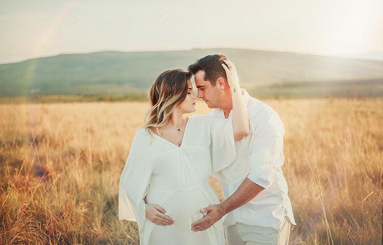 ফুটপাতে বিভিন্ন ধরনের কাটা ফল বিক্রি হয়। গর্ভাবস্থায় এসব ফল না খাওয়াই ভালো কারণ এতে ব্যাকটেরিয়া থাকে। ছবি: সংগৃহীত