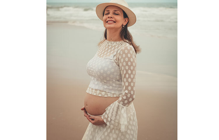 গর্ভাবস্থার প্রথম তিন মাস গর্ভবতী নারী আনারস খাবেন না। এতে ব্রোমিলিন নামের উৎসেচক গর্ভপাত ঘটাতে পারে বা নির্দিষ্ট সময়ের আগে প্রসবের সম্ভাবনা বাড়িয়ে দেয়। ছবি: সংগৃহীত