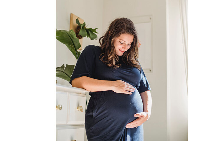 রেস্তোরাঁয় বিশেষ করে চিংড়ির কোনো তরকারি খাবেন না। কারণ স্বাদ ও গন্ধ বজায় রাখার জন্য অধিকাংশ দোকানে চিংড়ি ভালো করে রান্না করা হয় না। ভালো করে রান্না না করার ফলে বেশ কিছু ব্যাকটেরিয়া থেকে যায় যা থেকে পেটের সমস্যায় ভুগতে হতে পারে। এছাড়া চিংড়ি থেকে অ্যালার্জির সমস্যা হয়। তাই এই সময়ে চিংড়ি মাছ, স্কুইড বা অন্য্যা সি-ফুড এড়িয়ে চলাই ভালো। ছবি: সংগৃহীত