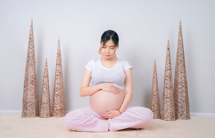 অর্ধেক সেদ্ধ করা ডিম খাবেন না। এমনিতে ডিমের হাফ বয়েল খেতে বেশ ভালোই লাগে। কিন্তু গর্ভাবস্থায় এই খাবার এড়িয়ে চলুন। এ থেকে গর্ভবতী নারীর বিভিন্ন পেটের অসুখ হতে পারে। যেসব খাবারে কাঁচা ডিম মেশানো হয়, সেগুলোও বাদ দিন। যেমন কেক, পুডিং ইত্যাদি। ছবি: সংগৃহীত