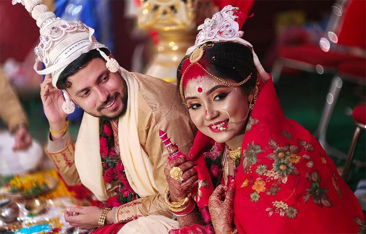 বিয়ে করলেন ছোটপর্দার অভিনেতা প্রিয়াঙ্কা চক্রবর্তী। প্রেমিক সিদ্ধার্থ সান্যালের সঙ্গে গাঁটছড়া বাঁধলেন তিনি। ছবি: সংগৃহীত