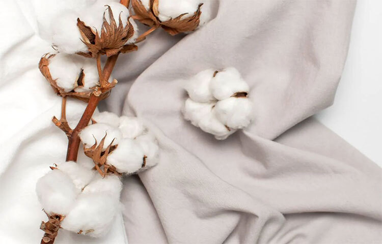 গরমে সব সময় হালকা রঙের এবং সুতির পোশাক পরুন। কোনোভাবেই সিন্থেটিক পোশাক পরবেন না এ সময়ে। সুতির পোশাক পরলে হাওয়া বাতাস খেলতে পারে। ছবি: সংগৃহীত