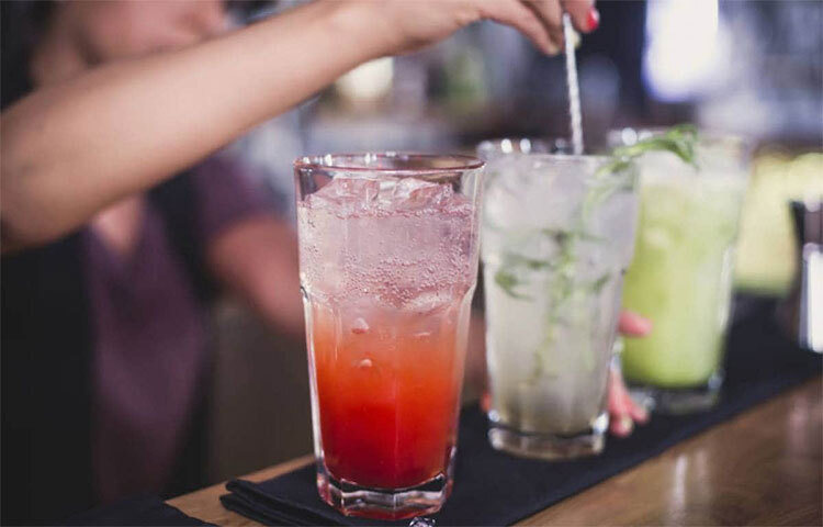 গরমে শরীর থেকে পানি বেরিয়ে যায়। সমানে নিজেকে হাইড্রেট করুন। পানির পাশাপাশি নিয়মিত পান করুন দইয়ের লাচ্চি, লেবুর পানি, ডাবের পানি। মৌসুমি ফলের রল খান। এড়িয়ে চলুন অ্যালকোহল। ছবি: সংগৃহীত