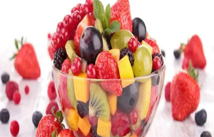 নজর দিন খাওয়া-দাওয়ার দিকে। তেল-মসলা দেওয়া ভারী খাবার খাবনে না। বেশি করে সালাদ খান। পাশাপাশি নিয়মিত তাজা ফল থেকে পারেন। অন্যদিকে গমর এলে রেড মিট বর্জন করুন। ছবি: সংগৃহীত