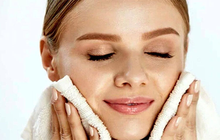 ত্বক সব সময় শুকনো রাখার চেষ্টা করুন। গোসলের  পর তোয়ালে দিয়ে ভালো করে গা মুছে নিন। শরীরের স্যাঁতস্যাঁতে অংশে জীবাণু বেশি সক্রিয় হয়। শুকনো ত্বকে পাউডার দিন। ভিজে ত্বকে পাউডার কখোনেই দেবেন না। ছবি: সংগৃহীত