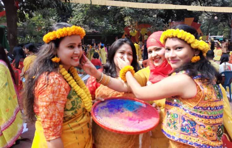 বাসন্তী রঙে নিজেদের সাজিয়ে নিচ্ছেন তরুণীরা। ছবি: বিপ্লব দিক্ষিৎ