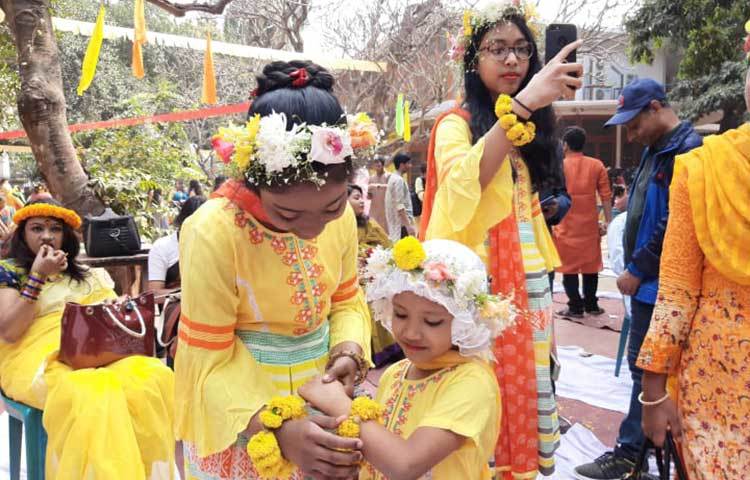 গাঁদাফুলে সাজছে শিশুরা। ছবি: বিপ্লব দিক্ষিৎ