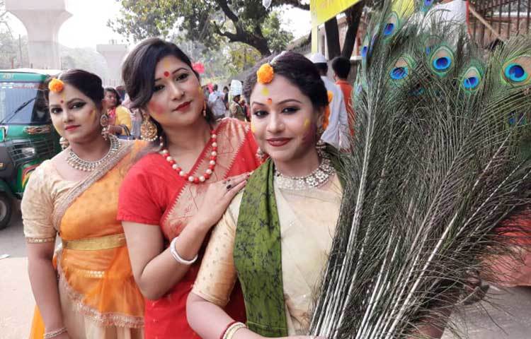 বসন্তদিনের সাজে মেতেছেন তারা। ছবি: বিপ্লব দিক্ষিৎ