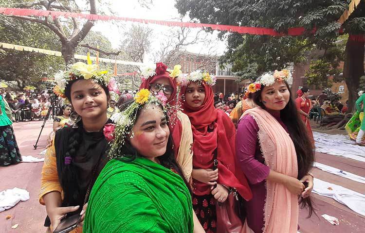 এত সুন্দর সাজের পর সেলফি না তুললে কী আর চলে। ছবি: বিপ্লব দিক্ষিৎ