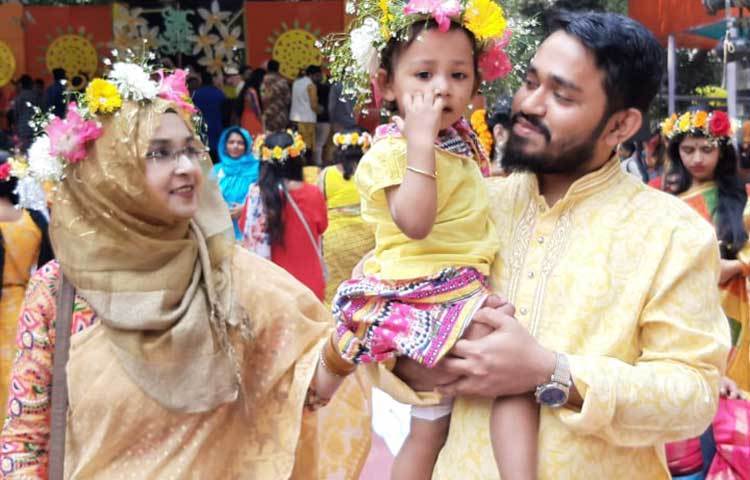 পরিবারের সবাই মিলে বসন্ত উৎসবে। ছবি: বিপ্লব দিক্ষিৎ