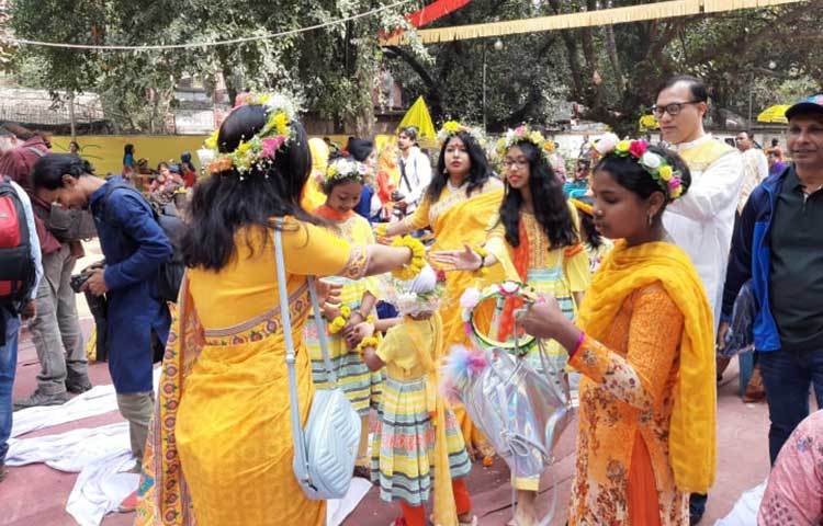 উৎসবে মাতোয়ারা সবাই। ছবি: বিপ্লব দিক্ষিৎ