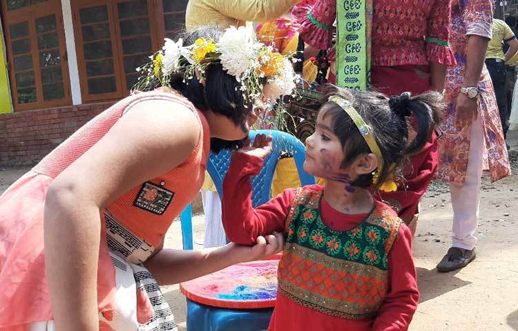 বসন্তের রঙ মাখামাখিতে ব্যস্ত দুই শিশু। ছবি: বিপ্লব দিক্ষিৎ