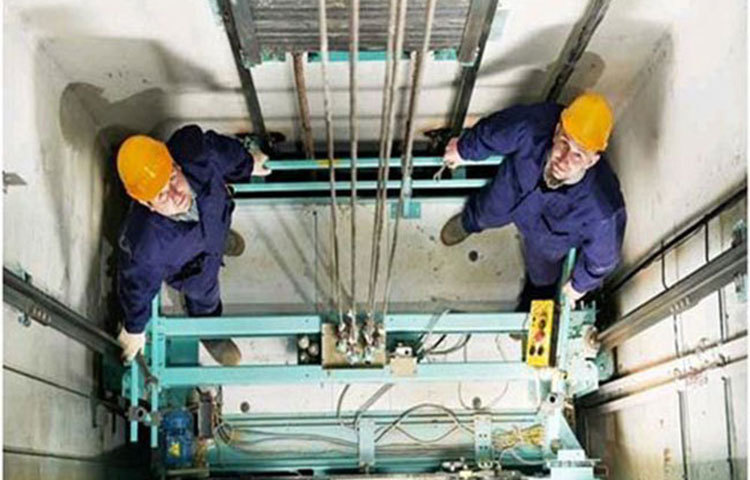 লিফট লাগানোর কাজ।