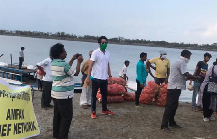 মানুষের দুঃখে তার মন কাঁদে। তাই আমফান বিধ্বস্ত মানুষের পাশে দাঁড়ালেন অভিনেতা পরমব্রত।