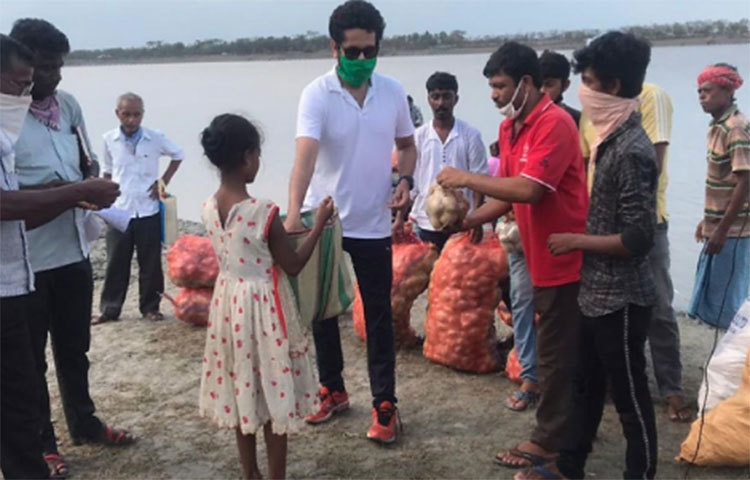 অভিনেতার ইনস্টাগ্রামে পোস্ট থেকে জানা যাচ্ছে, বাংলা সংস্কৃতি মঞ্চ ও গ্রাউন্ড জিরো রিলিফের সঙ্গে মিলিতভাবেই এই ত্রাণ পৌঁছে দেন পরমব্রত চট্টোপাধ্যায়।