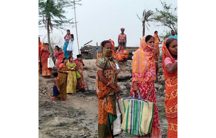 পরমব্রত ইনস্টাগ্রাম লিখেছেন পিয়া চক্রবর্তীর সঙ্গে মিলে সাহেব খালি বøকের বিভিন্ন প্রত্যন্ত অঞ্চলে ত্রাণ পৌঁছে দিয়েছেন।
