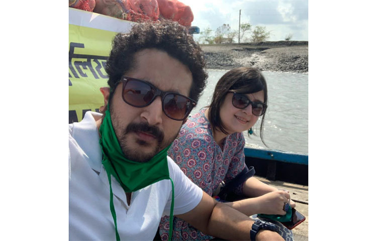 ত্রাণ বিতরণের সময় পরমব্রত সেলফিতে।