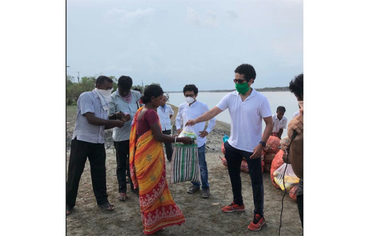 সুন্দরবনের মানুষের হাতে ত্রাণ তুলে দিচ্ছেন পরমব্রত।