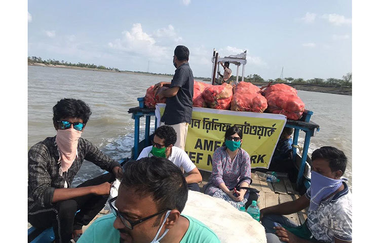 সুন্দরবনে যাওয়ার পথে পরমব্রত।