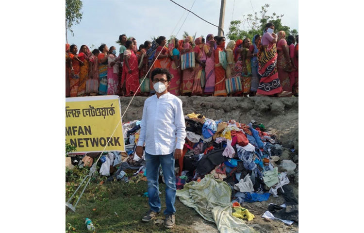 ত্রাণ নেওয়ার জন্য লাইন দিয়ে দাঁড়িয়ে বহু দুঃস্থ মানুষ।