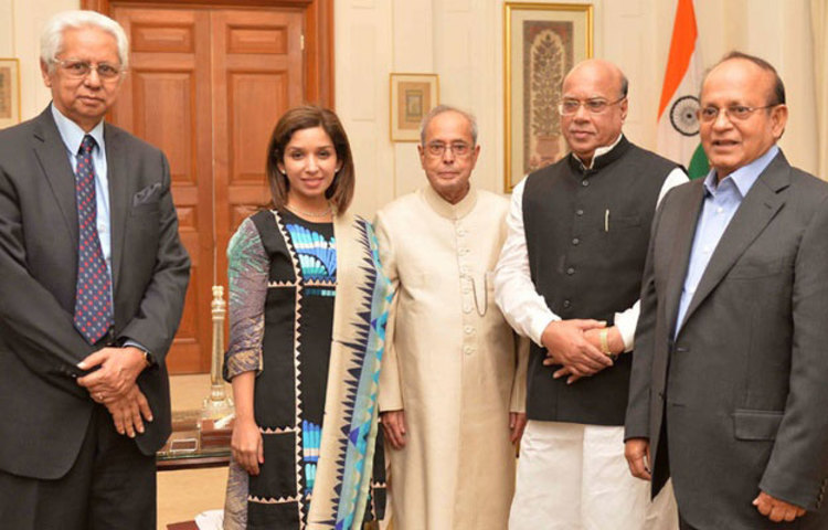 রাজনীতিবিদ তোফায়েল আহমেদ ও আনোয়ার হোসেন মঞ্জুর সাথে প্রণব মুখার্জি।