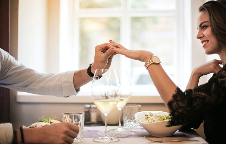 গবেষকরা বলছেন, সাধারণত স্বভাবগতভাবেই মেয়েরা ছেলেদের তুলনায় লাজুক হয়ে থাকে। তাই আগ বাড়িয়ে ভালোবাসার কথা জানাতে গেলে বা ছেলেটিকে প্রপোজ করলে কী হতে পারে তা নিয়ে তারা চিন্তা-ভাবনা করেন। কেউ কেউ ভাবেন, হয়তো ছেলেটি তাকে নির্লজ্জ মনে করতে পারেন। তাই মনে মনে ভালোবাসলেও অপেক্ষা করে থাকেন, কখন পুরুষ সঙ্গী তাকে ভালোবাসার কথা জানাবেন। নিজে আগে বাড়িয়ে মনের কথা বলতে সংকোচ বোধ ও লজ্জা হয়। ছবি: সংগৃহীত